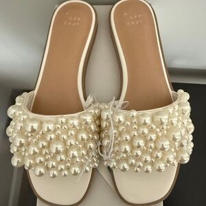 NWT Women's Cream Pearl Slide Sandals
